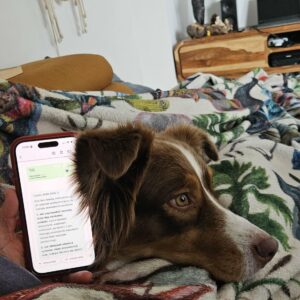 Ula pod kocykiem szepcząc pieskowi na uszko